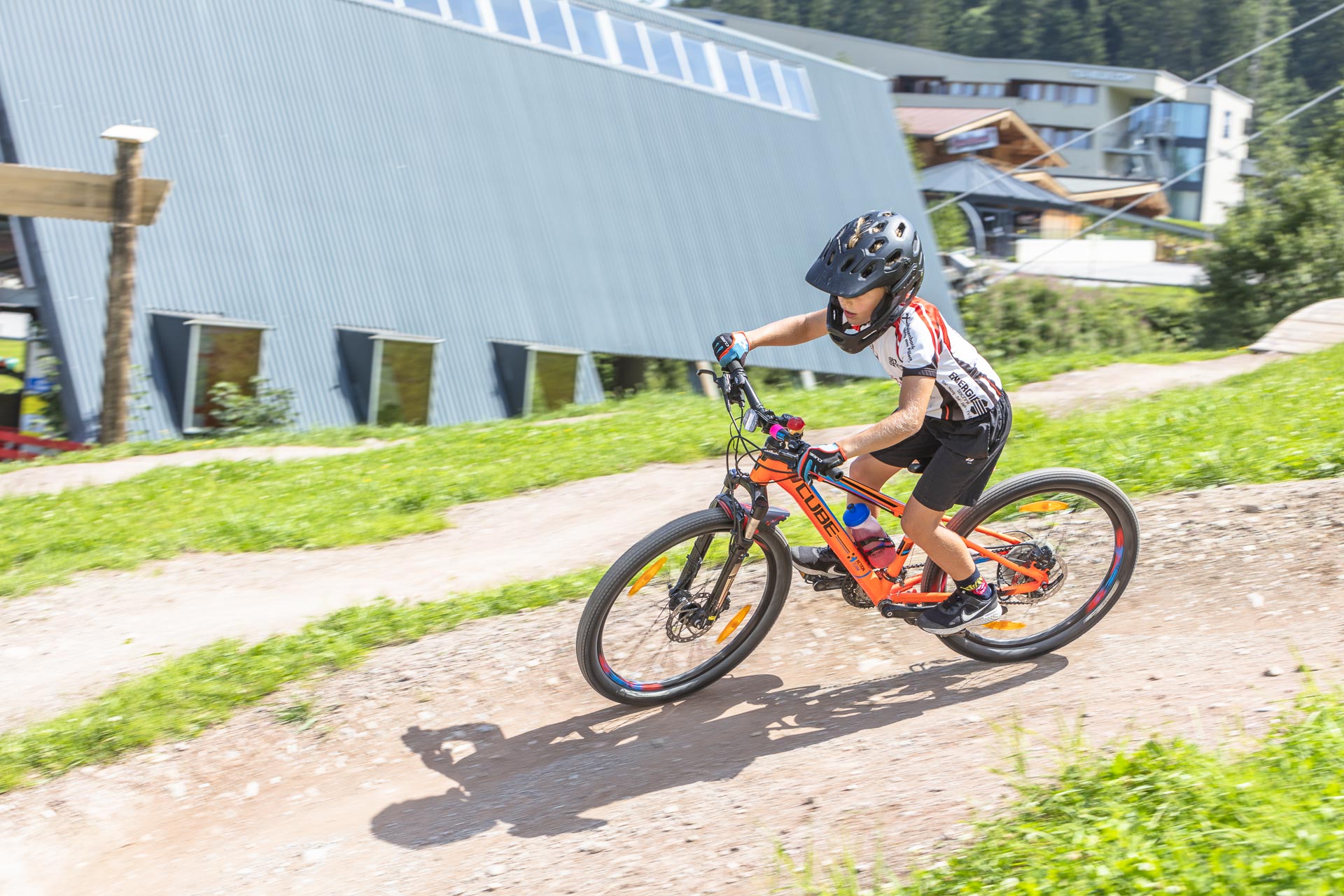 bikekid-in-der-spur.jpg