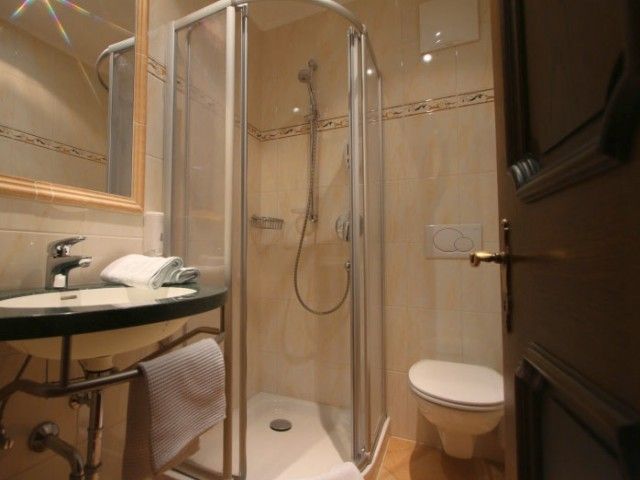 Badezimmer mit WC und Dusche